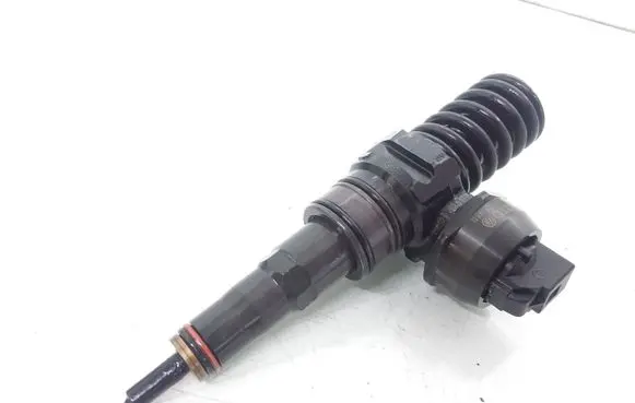 Volkswagen Golf V Fuel injector 038130073BN 0414720313