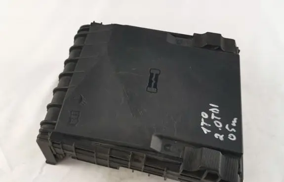 Volkswagen Touran I Fuse module 017181301