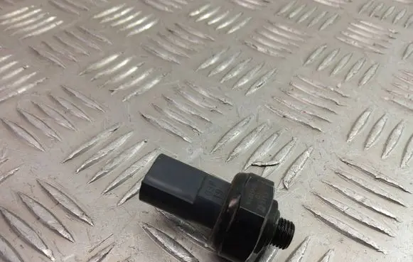 BMW 7 F01 F02 F03 F04 Air conditioning (A/C) pressure sensor 9141958