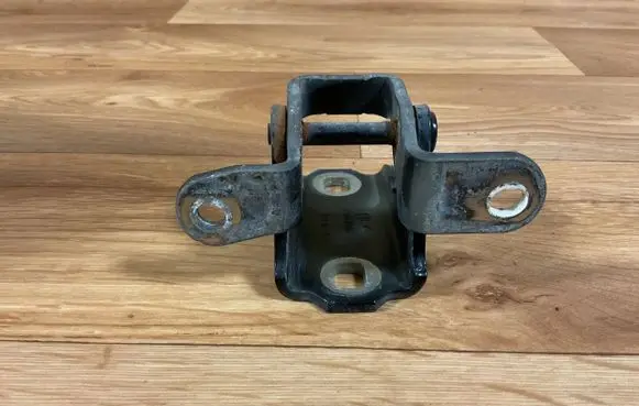 Opel Insignia A Front door lower hinge A046574