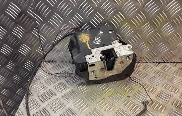 Mercedes-Benz SLK R171 Front door lock 1717200335 A1717200335