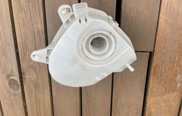 Audi A3 8Y Coolant expansion tank/reservoir 5WA121407F