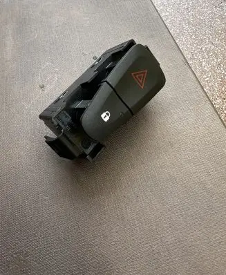 Dacia Sandero Hazard light switch E31606 252905668RB