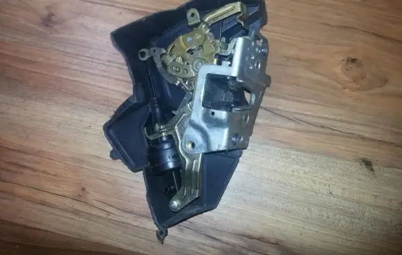 Mercedes-Benz C W202 Rear door lock 2027300635