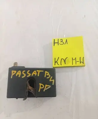 Volkswagen PASSAT B3 Front door lock 1212123