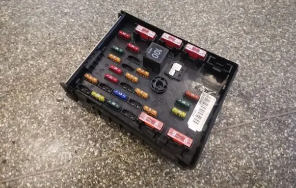 Volkswagen PASSAT B6 Fuse module 3C0937125