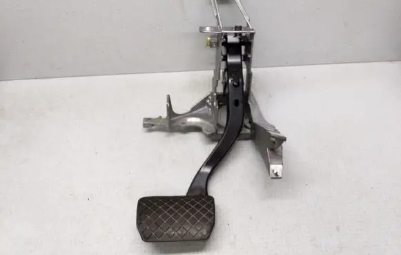 Volkswagen PASSAT B5.5 Brake pedal 8D1721117L