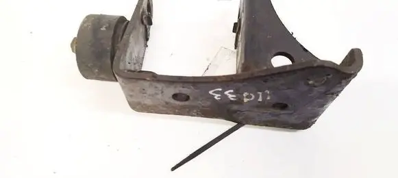 Toyota Avensis Verso Engine mounting bracket 
