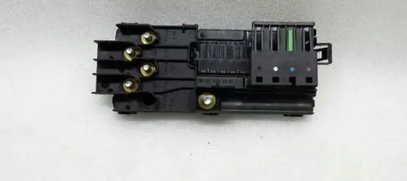 Mercedes-Benz CLS C219 Fuse module A2115452301