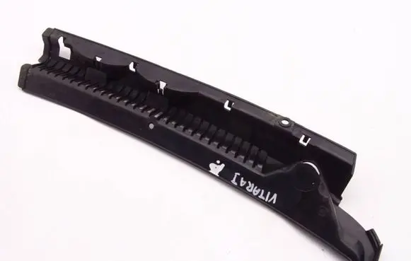 Suzuki Grand Vitara I Wiper trim 77312