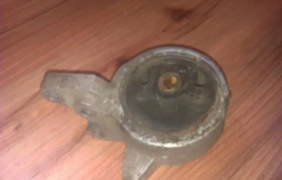 Nissan Almera Engine mount bracket