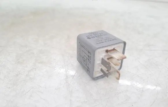 Volkswagen PASSAT B5 Other relay 4D0951253 372