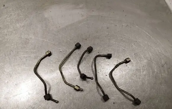 Fuel injector supply line/pipe