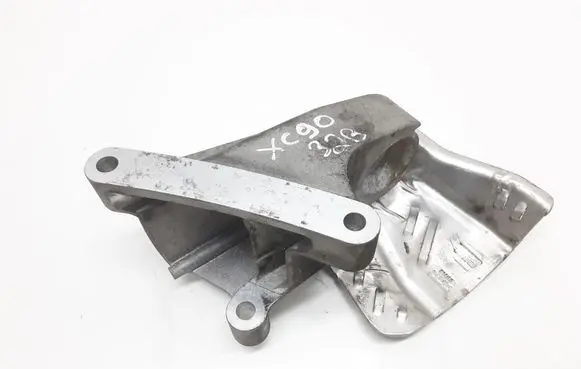 Engine mounting bracket
