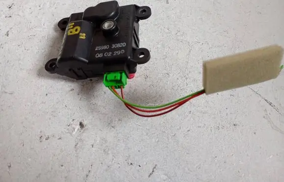 Opel Agila B Air flap motor/actuator 2S98030820