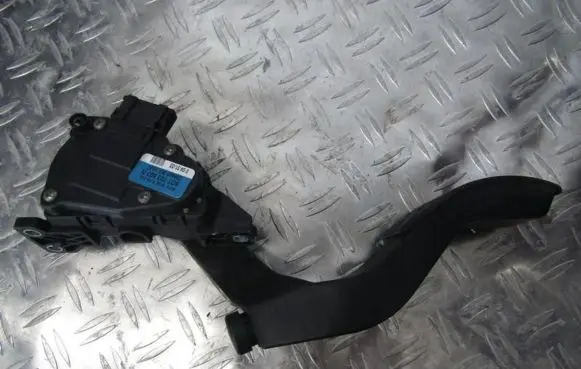 Accelerator throttle pedal