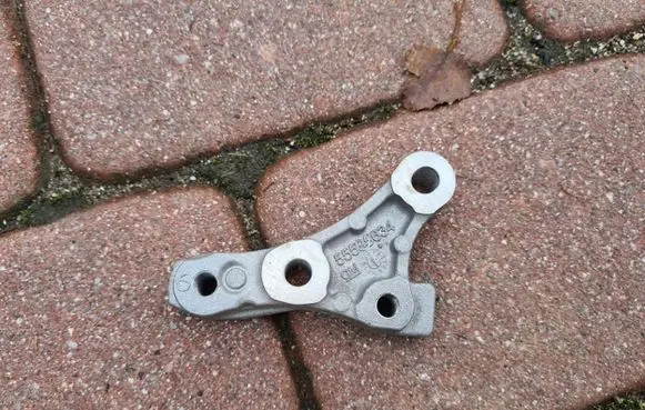 Opel Insignia B Generator/alternator bracket 55595634