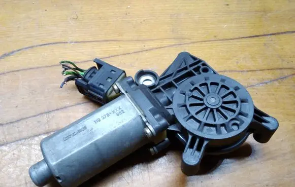 Mercedes-Benz CLK A208 C208 Front door window regulator motor 0130821723 119378XXX
