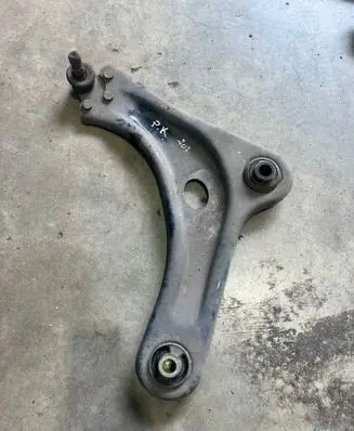 Peugeot 208 Front lower control arm/wishbone