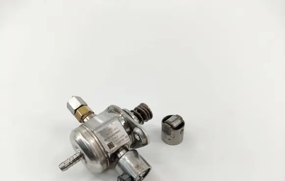 Audi A3 S3 8P Fuel injection high pressure pump 06H127025E
