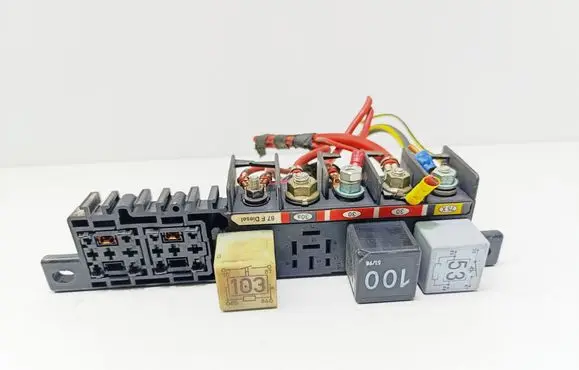 Volkswagen Golf IV Fuse module 4A0937529