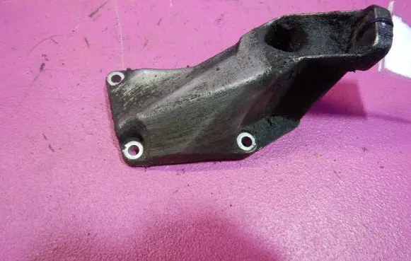 Volkswagen PASSAT B5.5 Engine mounting bracket 8D0199307P