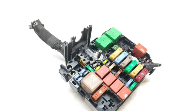 Peugeot 208 Fuse module 9804848480 9807972380 31087070