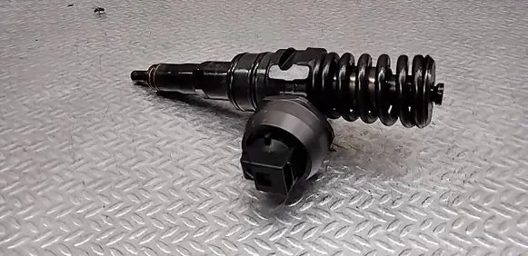 Volkswagen Polo III 6N 6N2 6NF Fuel injector 045130073T