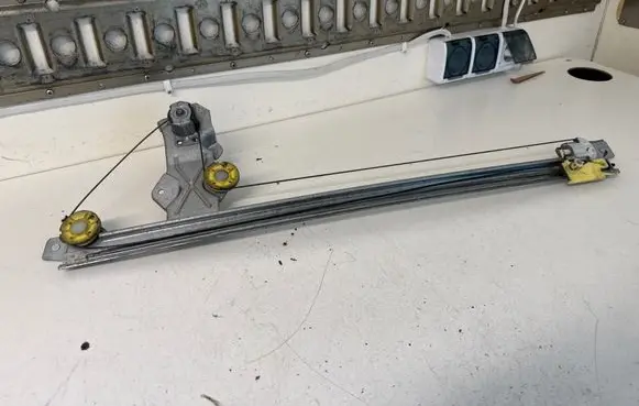 Opel Vivaro Front door electric window regulator 