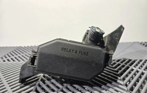 Toyota Prius (XW50) Fuse module 09563W
