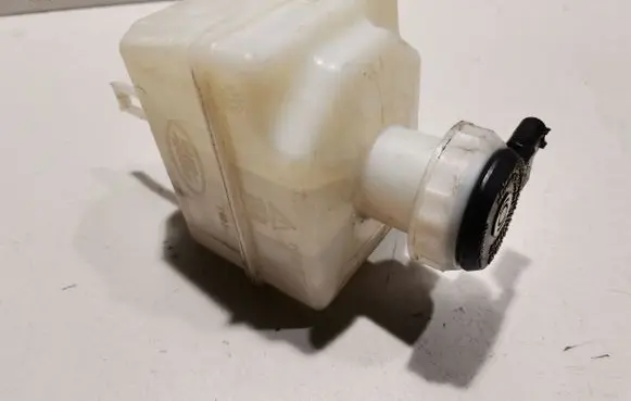 Brake fluid reservoir