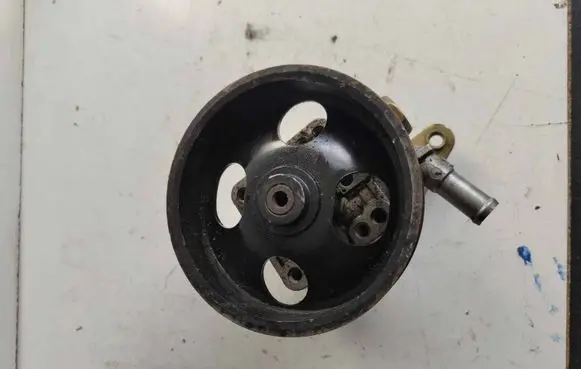 Nissan X-Trail T30 Power steering pump 8H305 1Z143193