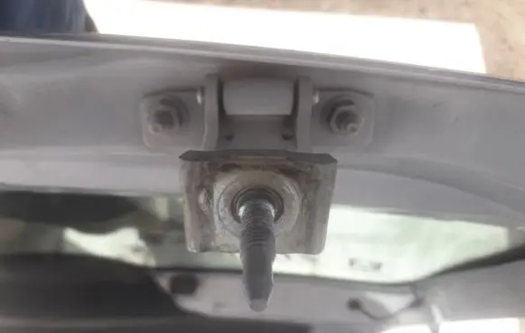 Peugeot 206 Tailgate/trunk/boot hinge
