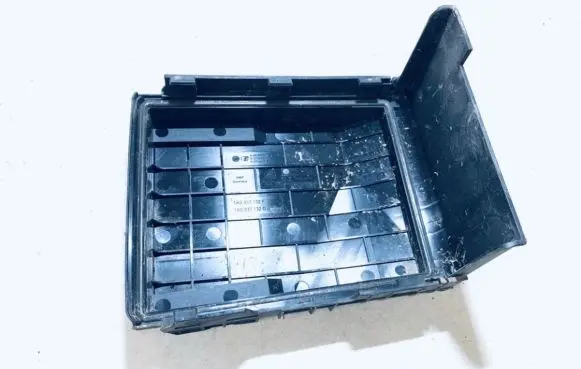 Volkswagen Golf V Fuse box cover 1k0937132f 017180061