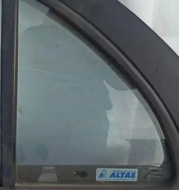 Nissan Almera Rear vent window glass raudona