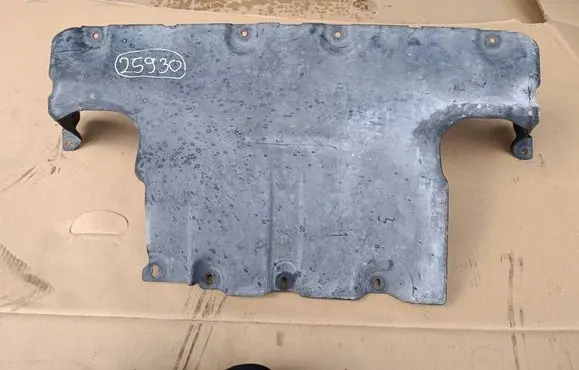 Volkswagen Touareg II Engine splash shield/under tray 7P0825285