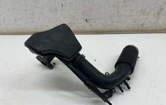 Mercedes-Benz GLA H247 Air intake duct part A2820904100