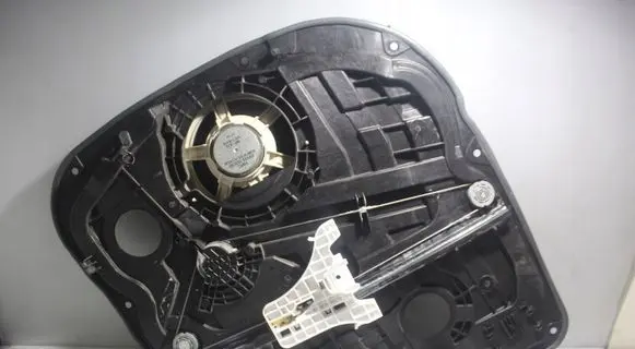 Hyundai i30 Rear window lifting mechanism without motor