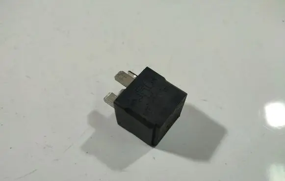 Toyota Avensis Verso Other relay 131718310