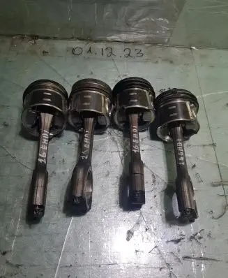 Peugeot 3008 I Piston with connecting rod