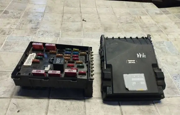 Volkswagen PASSAT B6 Fuse module 3C0937125 63592777