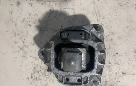BMW 5 F10 F11 Engine mount bracket 6777371
