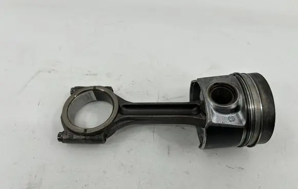 Volkswagen Caddy Piston with connecting rod 