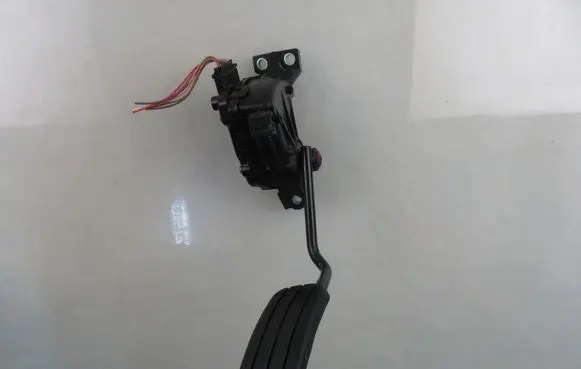 Accelerator throttle pedal