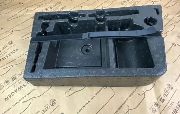 Volkswagen Touareg II Tool box 7P6012112D