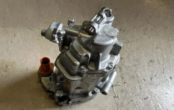 Mercedes-Benz E W213 Air conditioning (A/C) compressor (pump) A0008304404