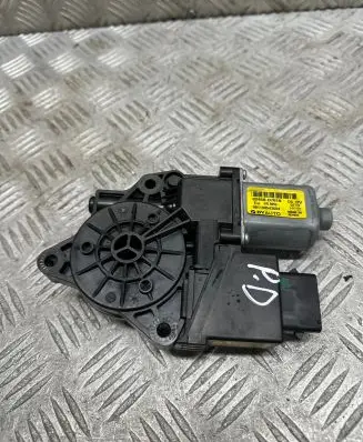 Hyundai Tucson TL Front door window regulator motor 82460D7010 001100543604