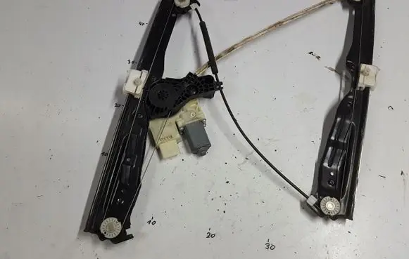 Peugeot 308 Front door window regulator with motor