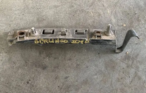 Rear bumper mounting bracket
