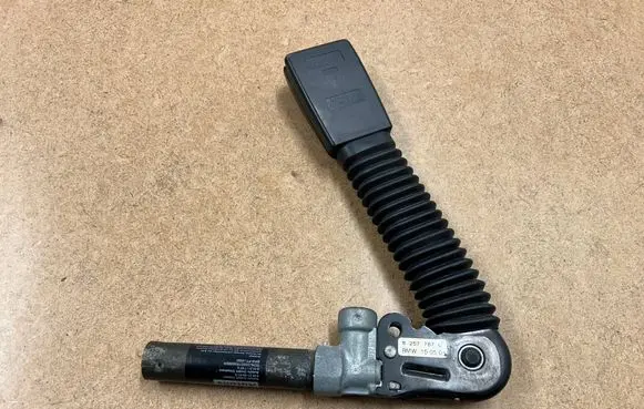 BMW 3 E46 Front seatbelt buckle 8257787